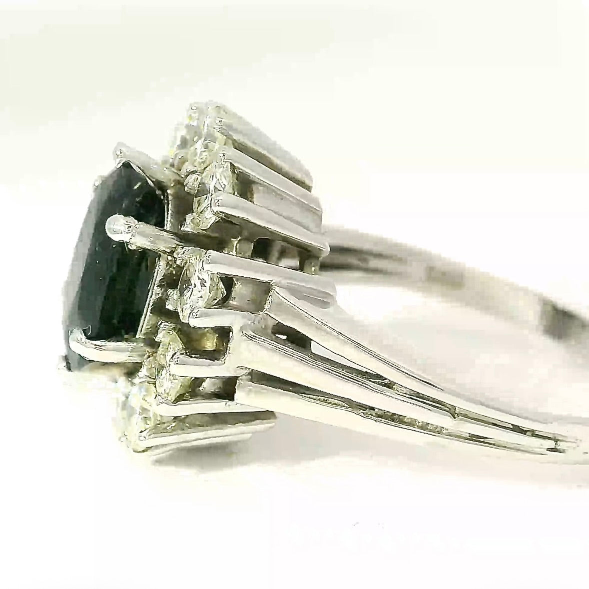 Eleganter Ring in 14 Karat Weißgold mit blauem Saphir & Brillanten