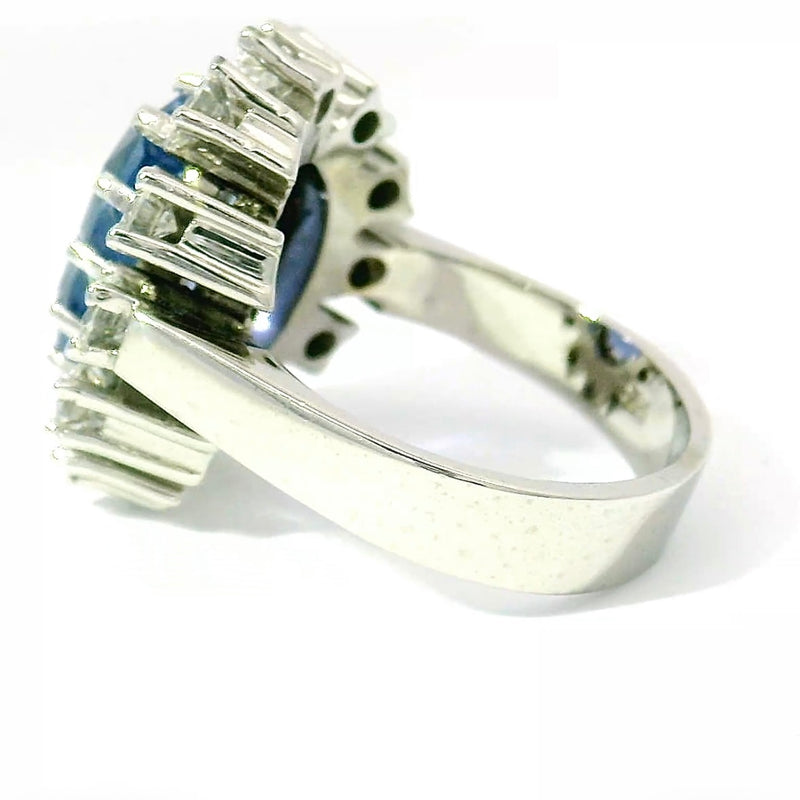 Prunkvoller Entourage Ring in 18 Karat Weißgold mit Saphir & Brillanten