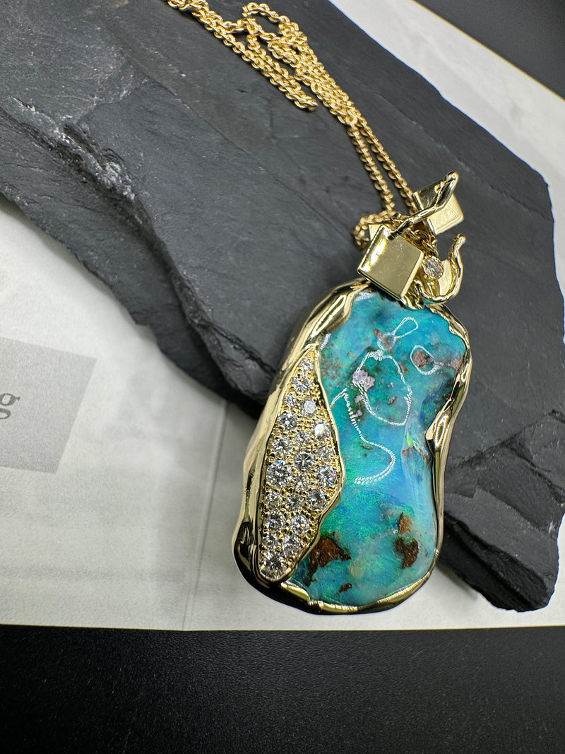 Handgefertigter Anhänger in 14 Karat Gelbgold mit australischem Opal & Brillanten