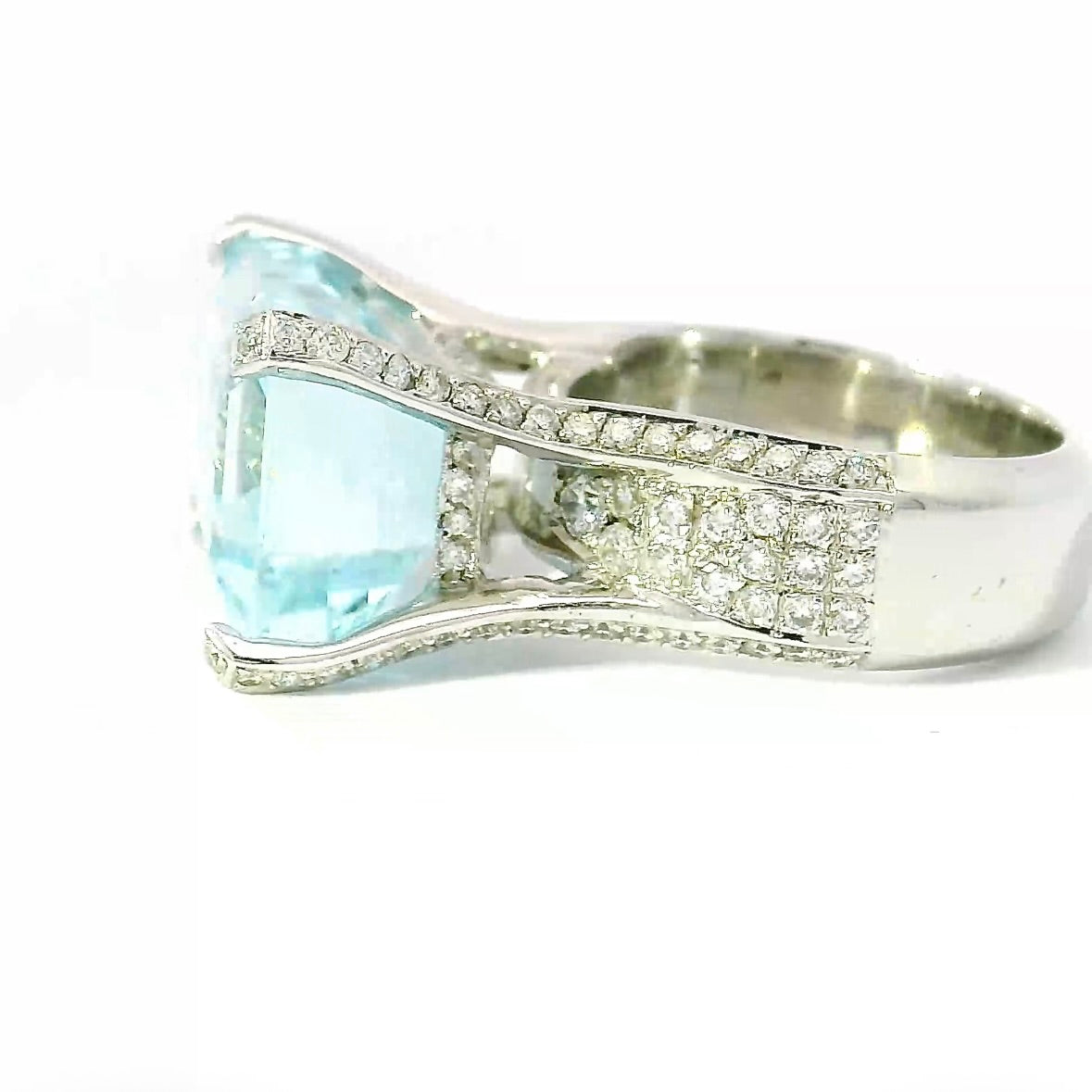 Prunkvoller Cocktailring in 18 Karat Weißgold mit feinem Aquamarin und Brillanten