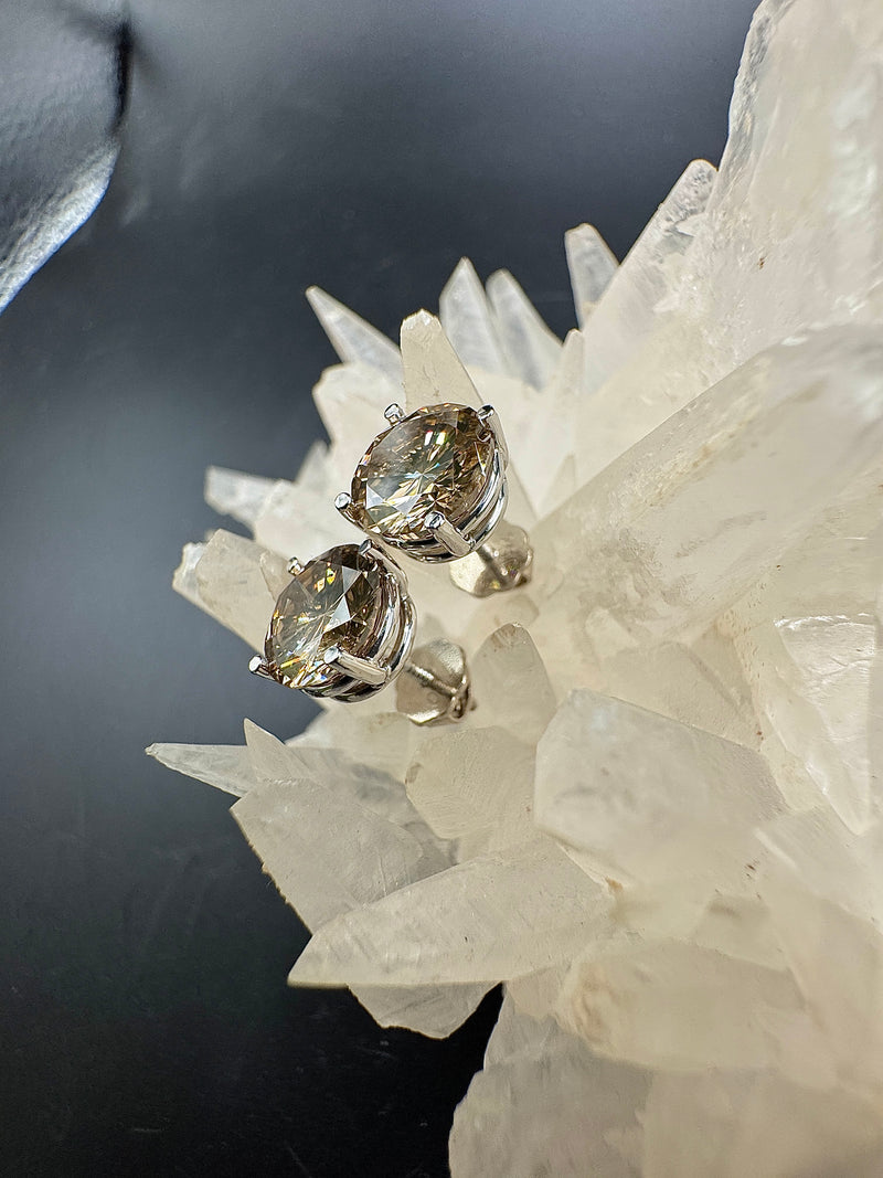 Riesige Brillantstecker in 18 Karat Weißgold mit fancy Brillanten