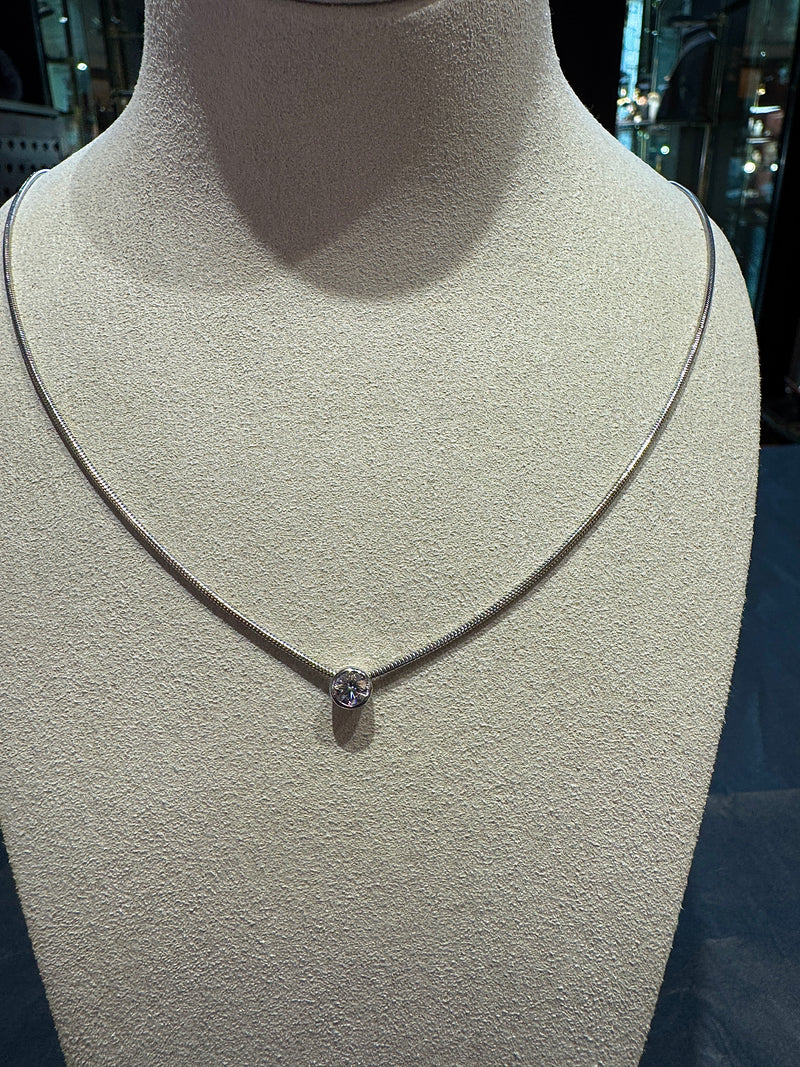 Zeitloser Solitär-Anhänger in 18 Karat Weißgold mit Brillant & Schlangenkette | Halsketten - Schmuck Schroll