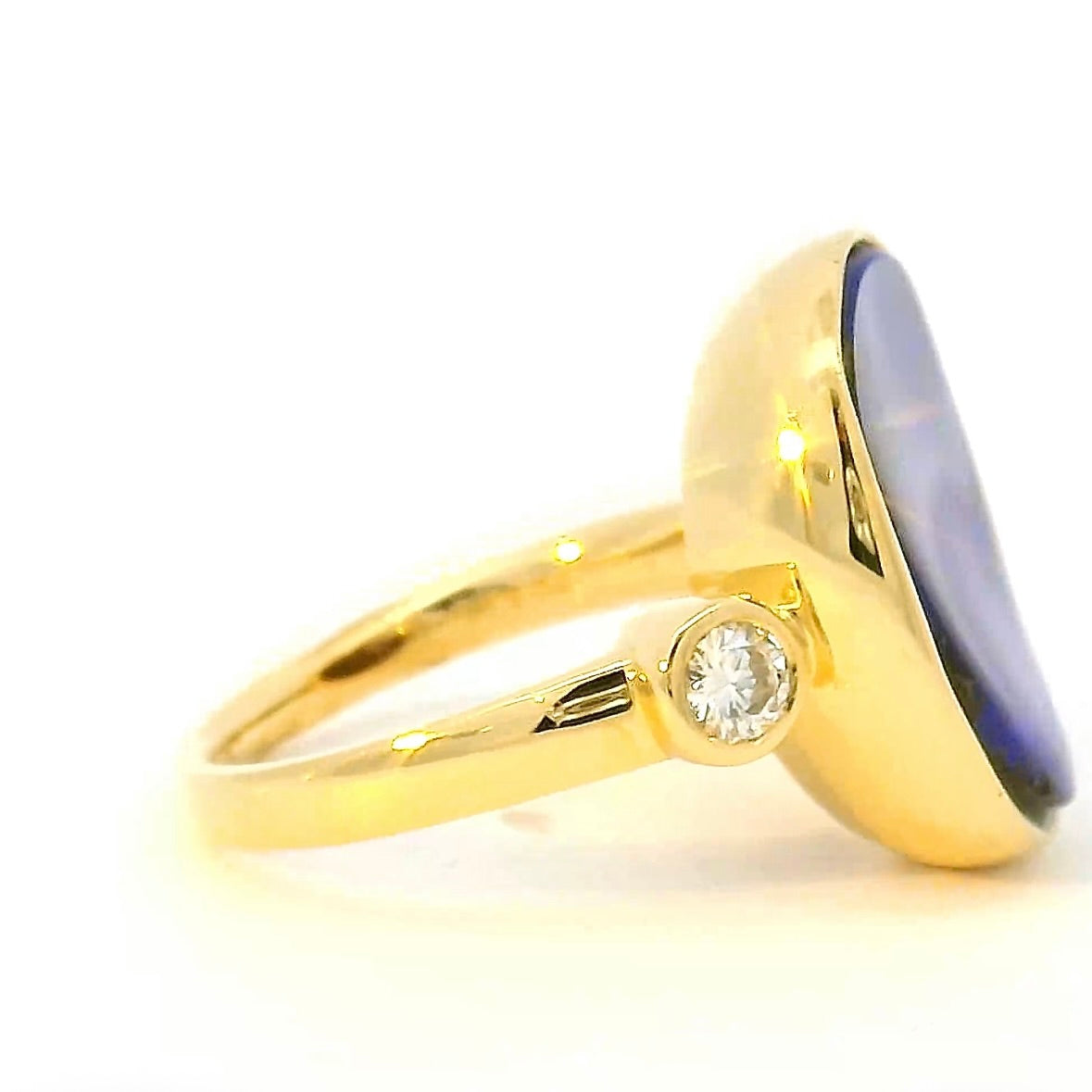 Eleganter Opalring in 18 Karat Gelbgold mit feinen Brillanten