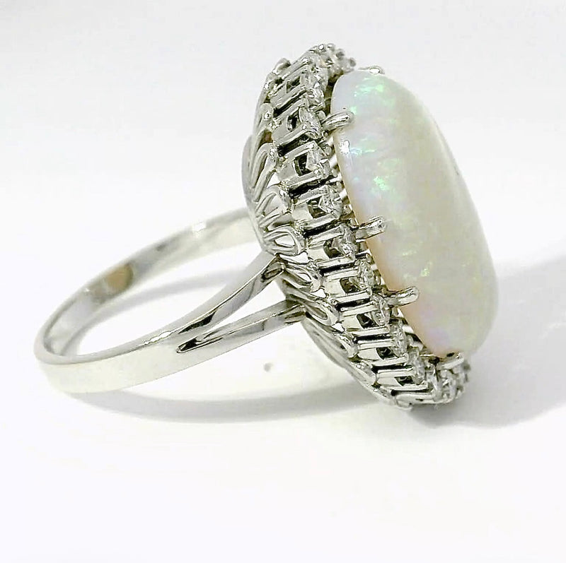Hochfeiner Cocktailring in 18 Karat Weißgold mit austral. Opal & Brillanten