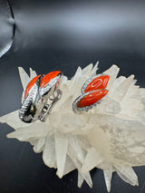 Hochwertige Ohrringe in 18 Karat Weißgold mit handgeschnitzter Koralle