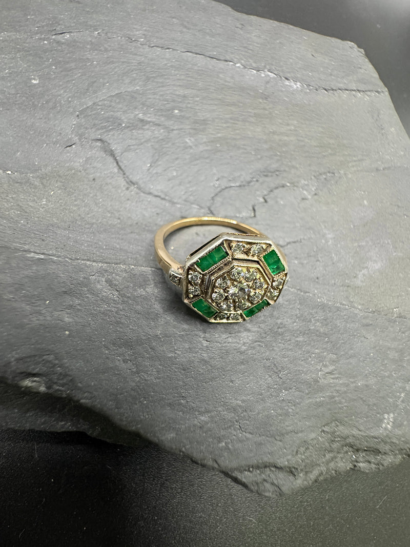 Art-Deco-Ring in 18 Karat Gelb- & Weißgold mit Smaragden & Brillanten