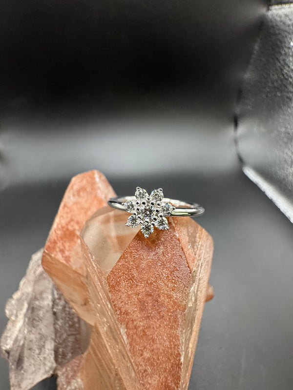 Zeitloser Moncara Ring in 14 Karat Weißgold mit feinen Brillanten
