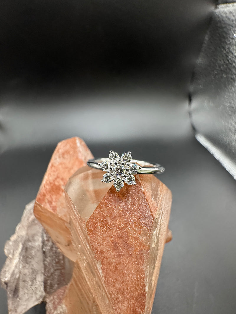 Zeitloser Moncara Ring in 14 Karat Weißgold mit feinen Brillanten | Ringe - Schmuck Schroll