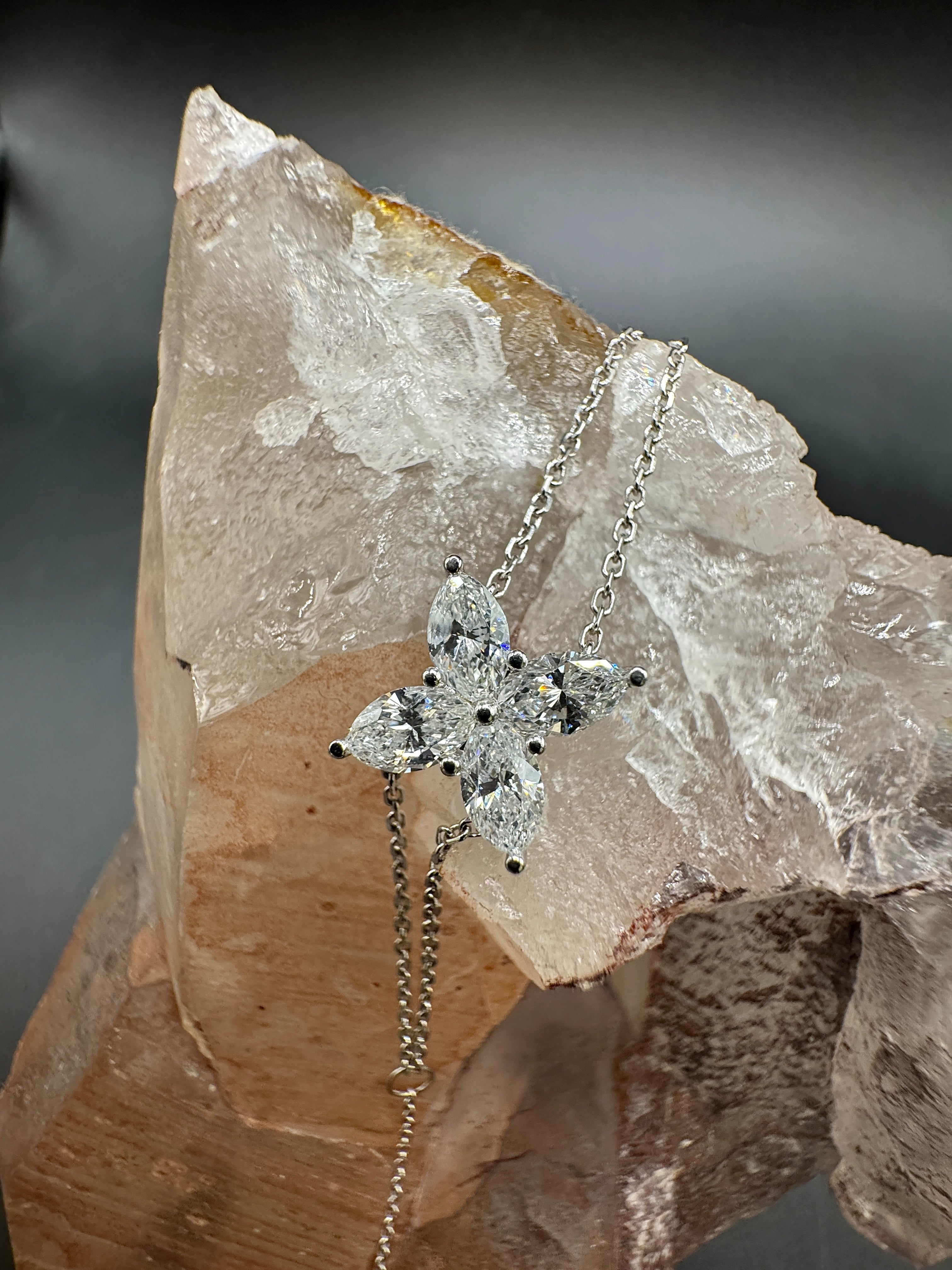Modern designer bracelet in 18 carat white gold with brilliant-cut navettes