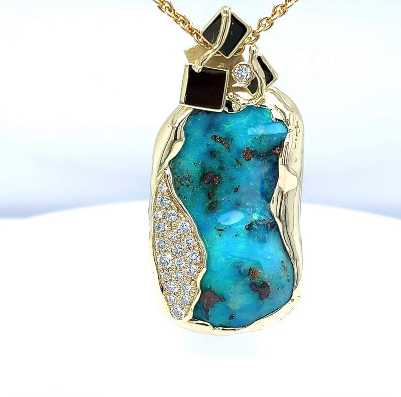 Handgefertigter Anhänger in 14 Karat Gelbgold mit australischem Opal & Brillanten