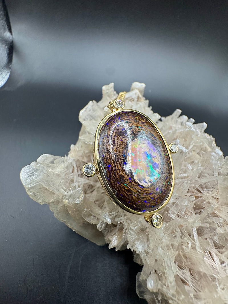 Besonderer Opal Anhänger in 14 Karat Gelbgold mit feinen Brillanten