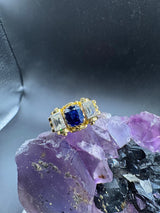 Handgefertigter Ring in 18 Karat Gelbgold mit blauem Saphir & Diamant-Baguettes