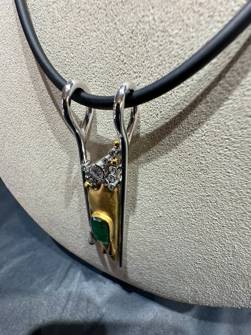 Einmaliger Anhänger in 18 Karat Weißgold & 900er Gelbgold mit Smaragd & Brillanten