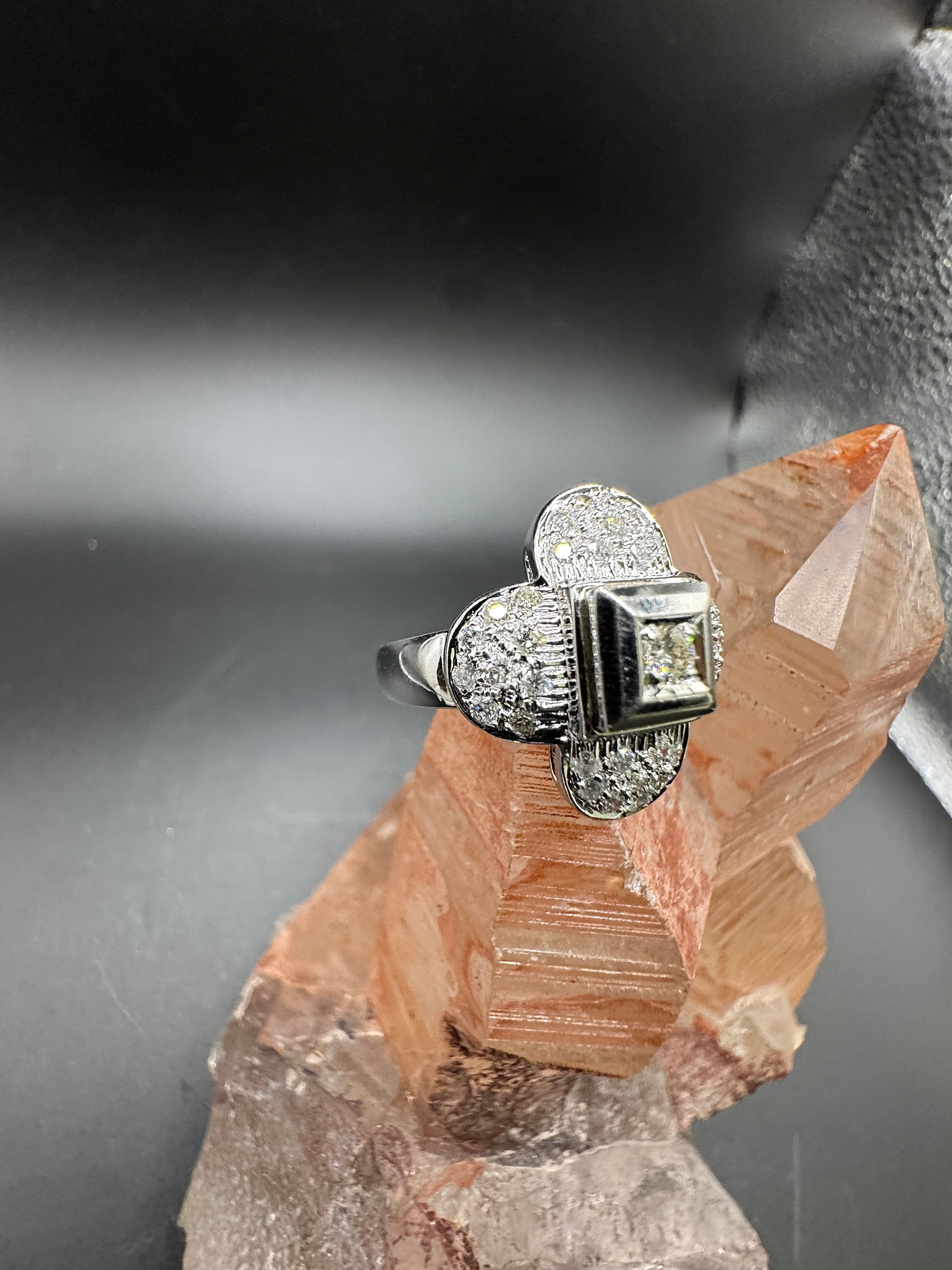 Eleganter Ring in 14 Karat Weißgold mit Brillanten
