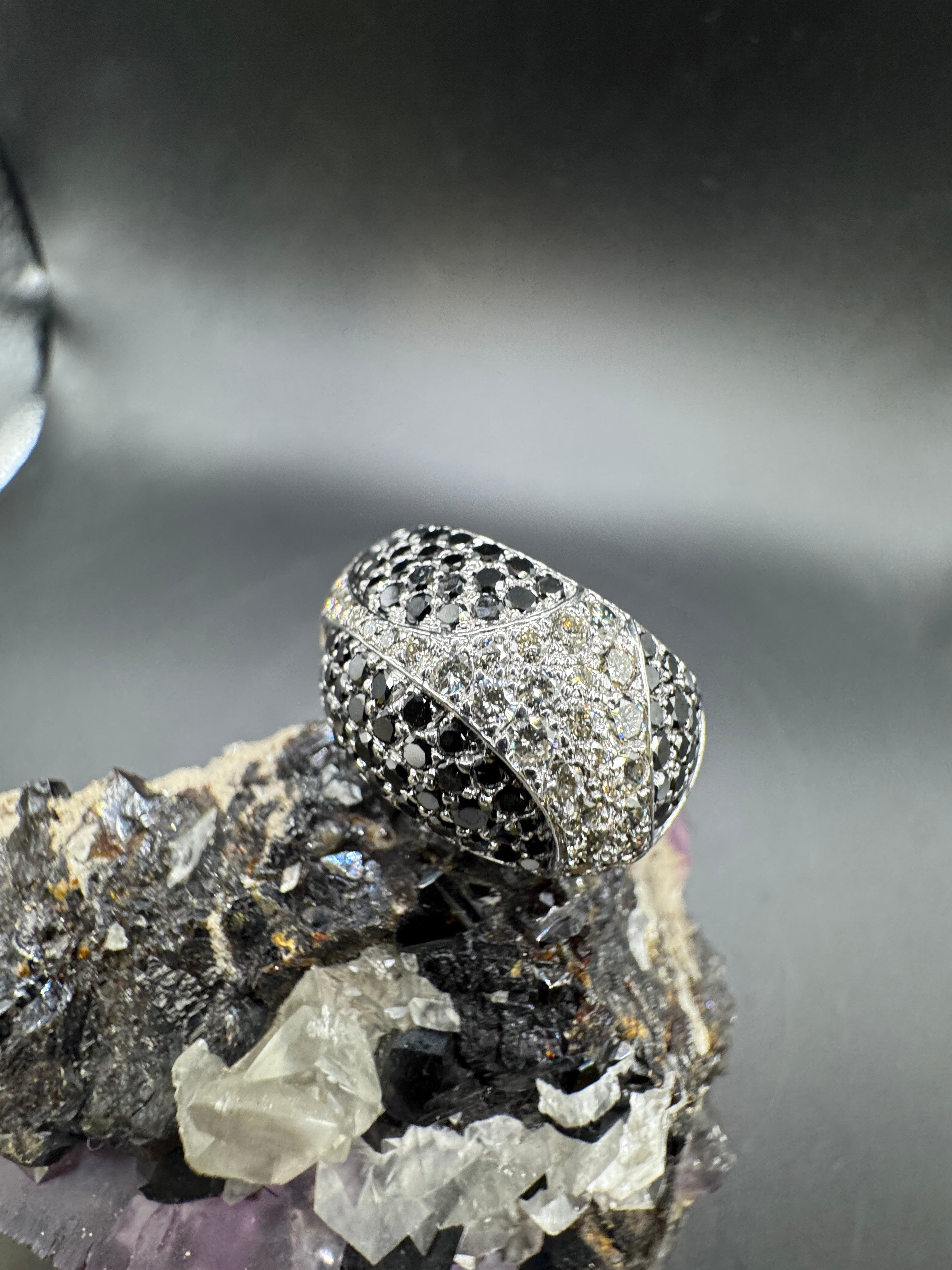 Substantial 18k white gold cocktail ring with black & white brilliant-cut diamonds