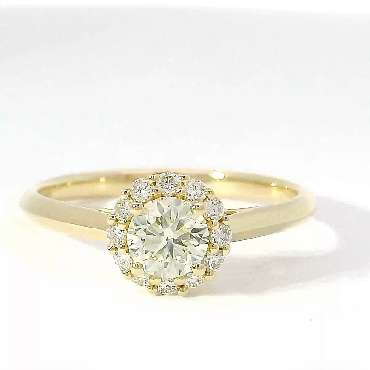 Moderner Ring in 14 Karat Gelbgold mit leuchtendem Brillanten