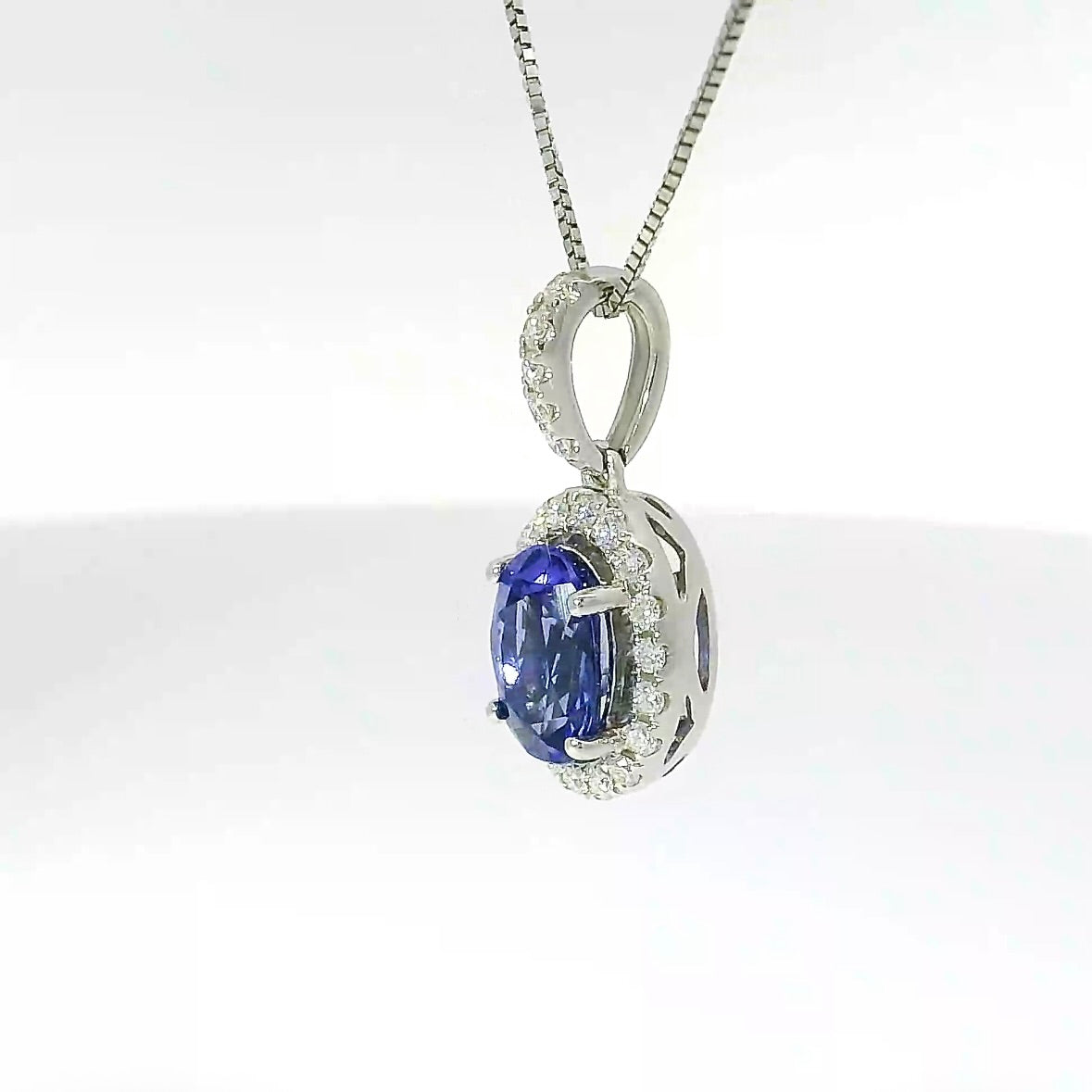 Moderner Anhänger in 14 Karat Weißgold mit Tansanit & Brillanten