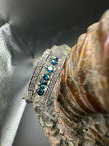 Designerring mit beweglichen blauen Brillanten in 14 Karat Weißgold