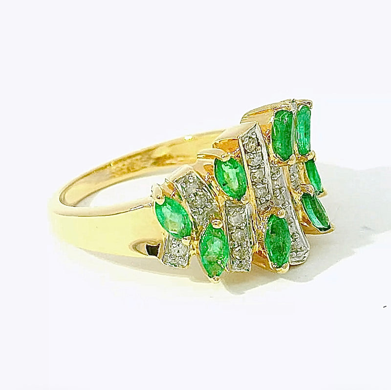 Lebhafter Ring in 14 Karat Gelbgold mit leuchtenden Smaragden und Diamanten