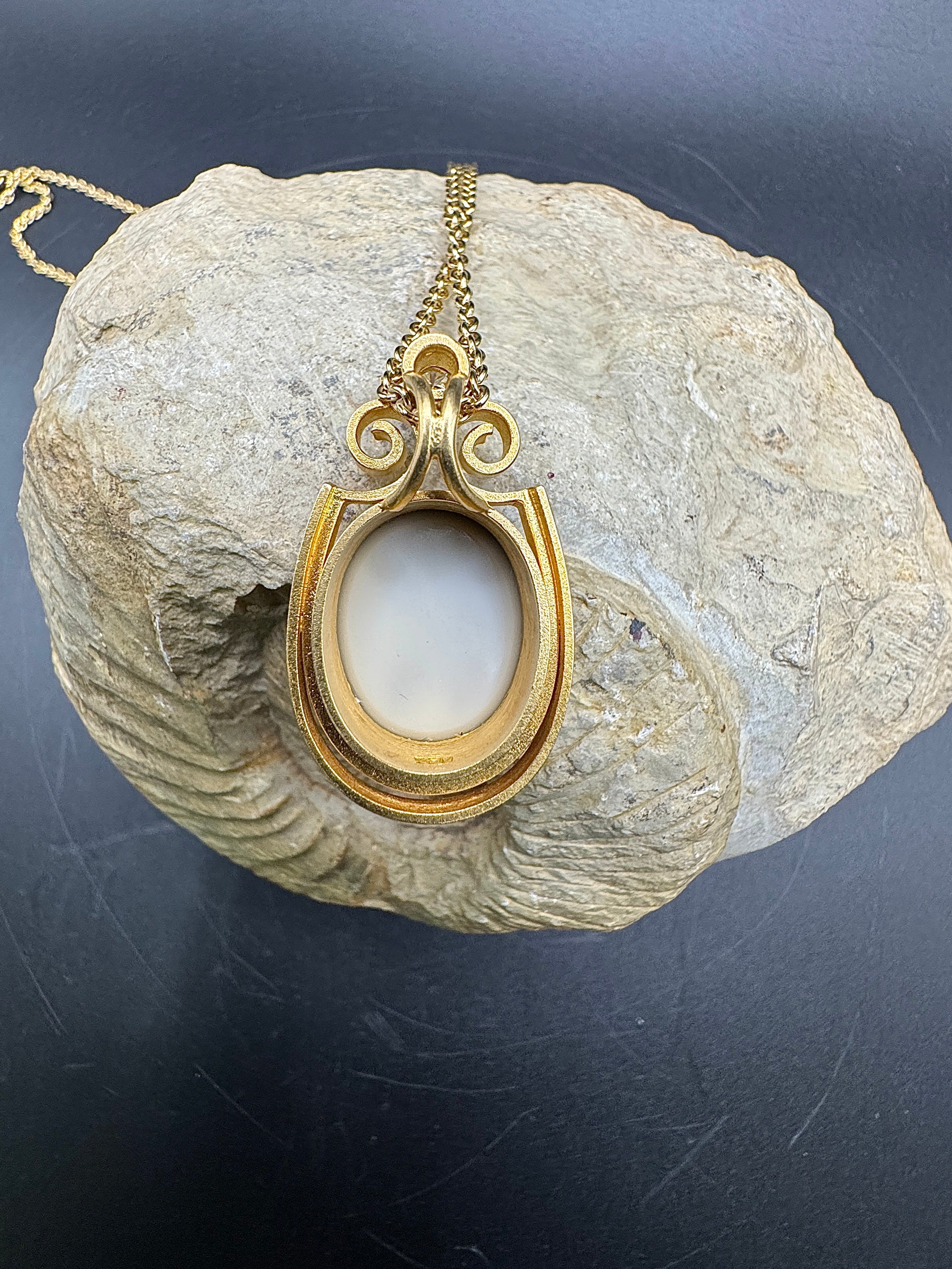 Besonderer Anhänger in 18 Karat Gelbgold mit Brillant & Opaldublette