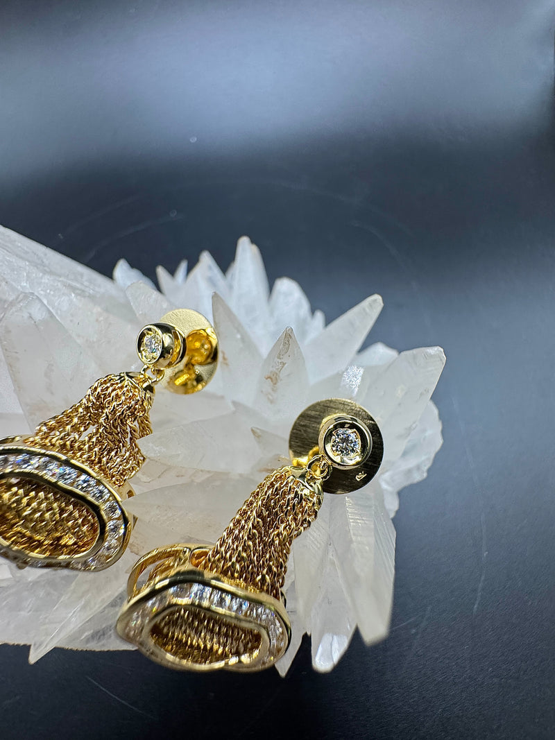 Außergewöhnliche Ohrringe in 18 Karat Gelbgold mit feinsten Brillanten