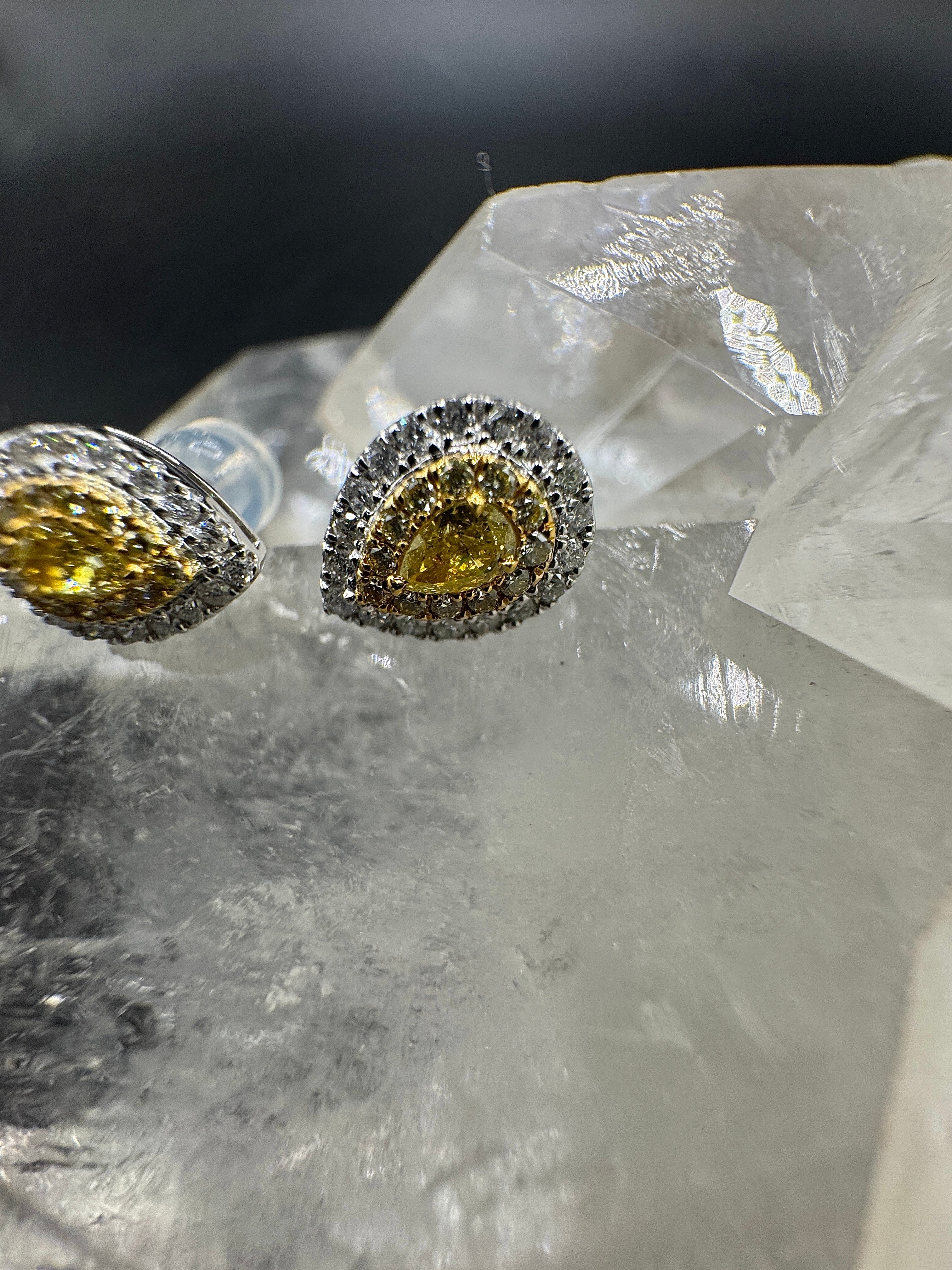 Moderne Brillantstecker in 18 Karat Gelb- und Weißgold mit Fancy Yellow Brillanten