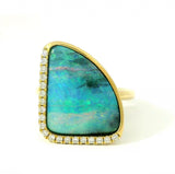 Moderner Ring in 14 Karat Gelbgold mit australischem Opal & Brillanten
