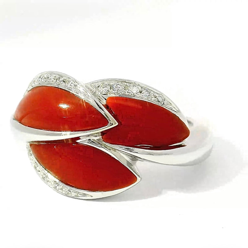 Edler Ring in 18 Karat Weißgold mit leuchtender Koralle & Brillanten