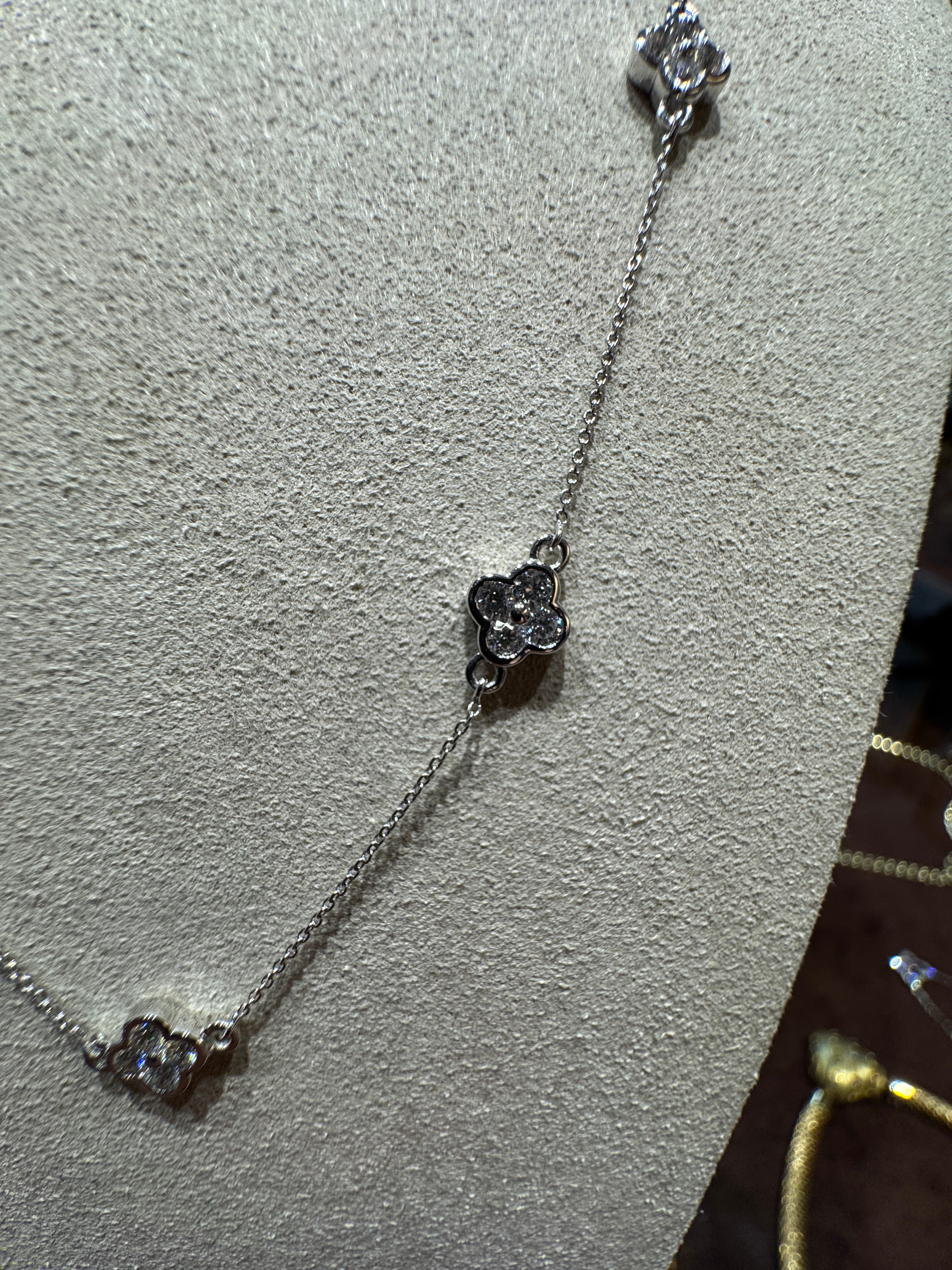 Modern necklace in 18 carat white gold with fine brilliant-cut diamonds