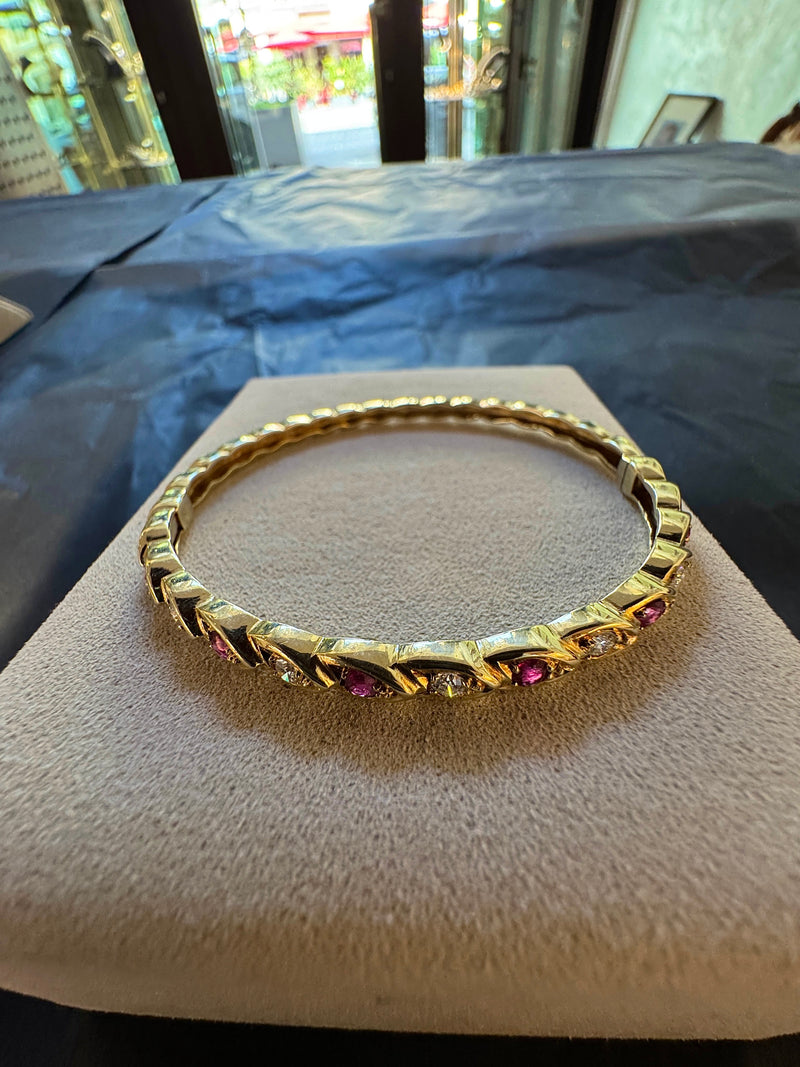 Zeitloser Armreif in 14 Karat Gelbgold mit Rubinen und Brillanten