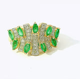 Lebhafter Ring in 14 Karat Gelbgold mit leuchtenden Smaragden und Diamanten
