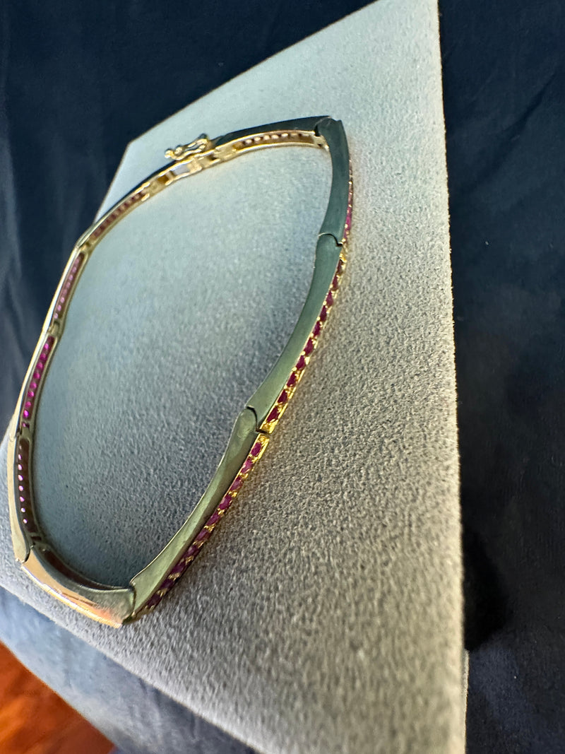 Elegantes Armband in 14 Karat Gelbgold mit rosa Saphiren & Rubinen