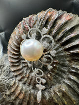 Unique pendant in 18 carat white gold with a large South Sea pearl and brilliant-cut diamonds