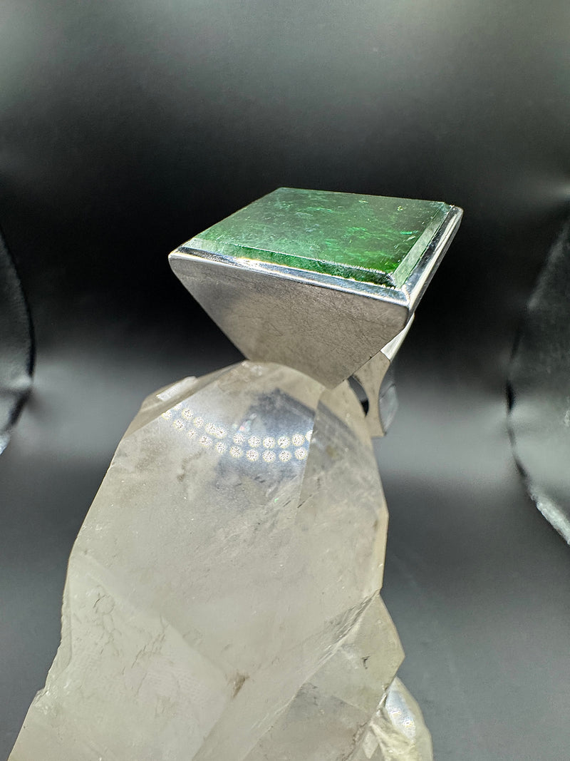 Einmaliger Ring in 18 Karat Weißgold mit beeindruckendem Turmalin