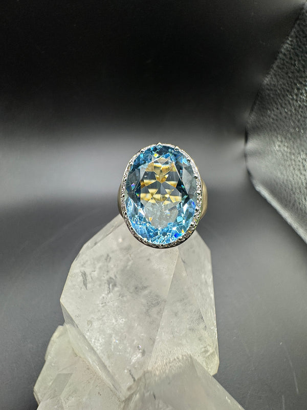 Edler Ring in 18 Karat Gelbgold mit augenreinem Aquamarin & Brillanten