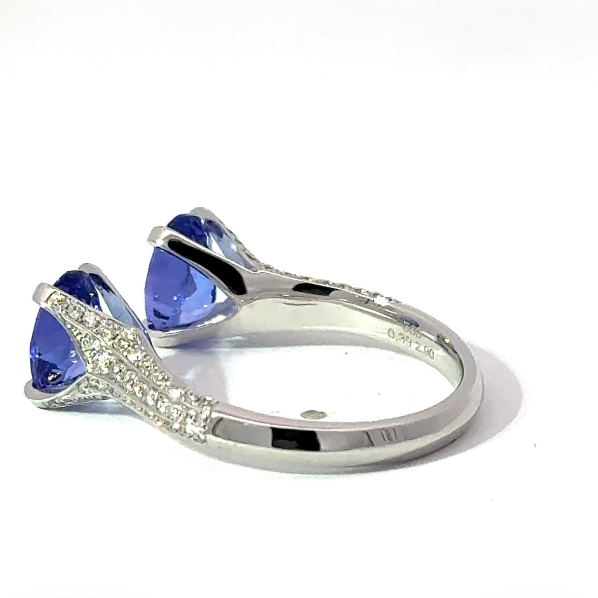 Ausgefallener Ring in 14 Karat Weißgold mit Tansaniten & Brillanten