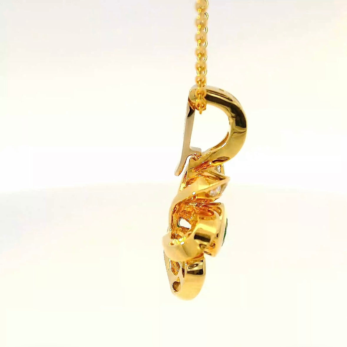 Handgefertigter Anhänger in 18 Karat Gelbgold mit Smaragd & Brillanten von Goldbaur