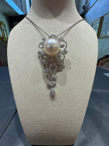 Unique pendant in 18 carat white gold with a large South Sea pearl and brilliant-cut diamonds