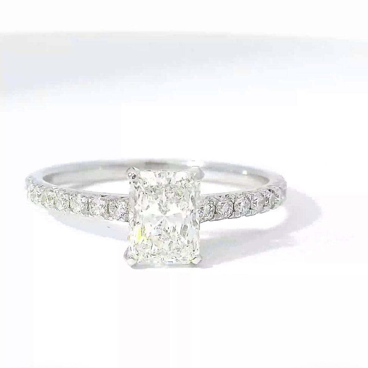 Elegant Solitaire Ring in 18 Karat White Gold with Radiant Brilliant & Pavé Setting