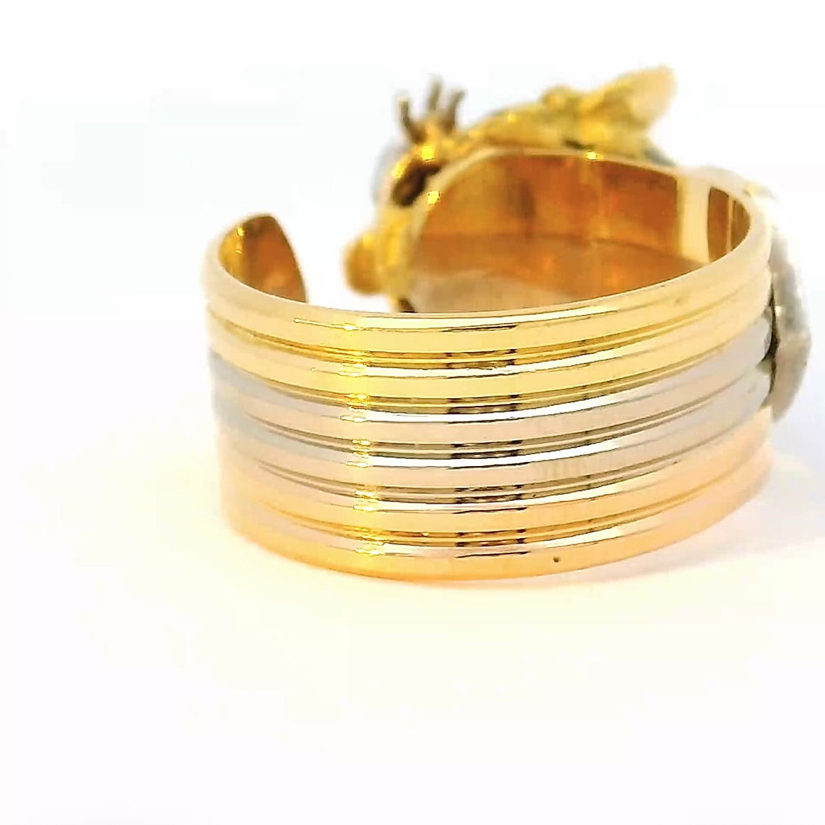 Leuchtender tricolor Ring in 18 Karat Gold mit Rubinen und Brillanten
