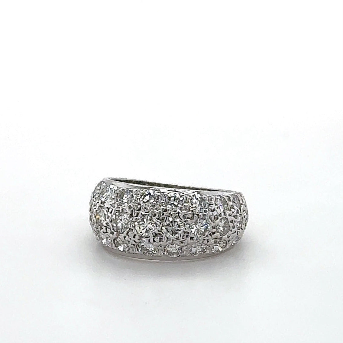 Wirkungsvoller Weißgoldring in 14 Karat mit hochfeinen Brillanten im Pavé-Verschnitt