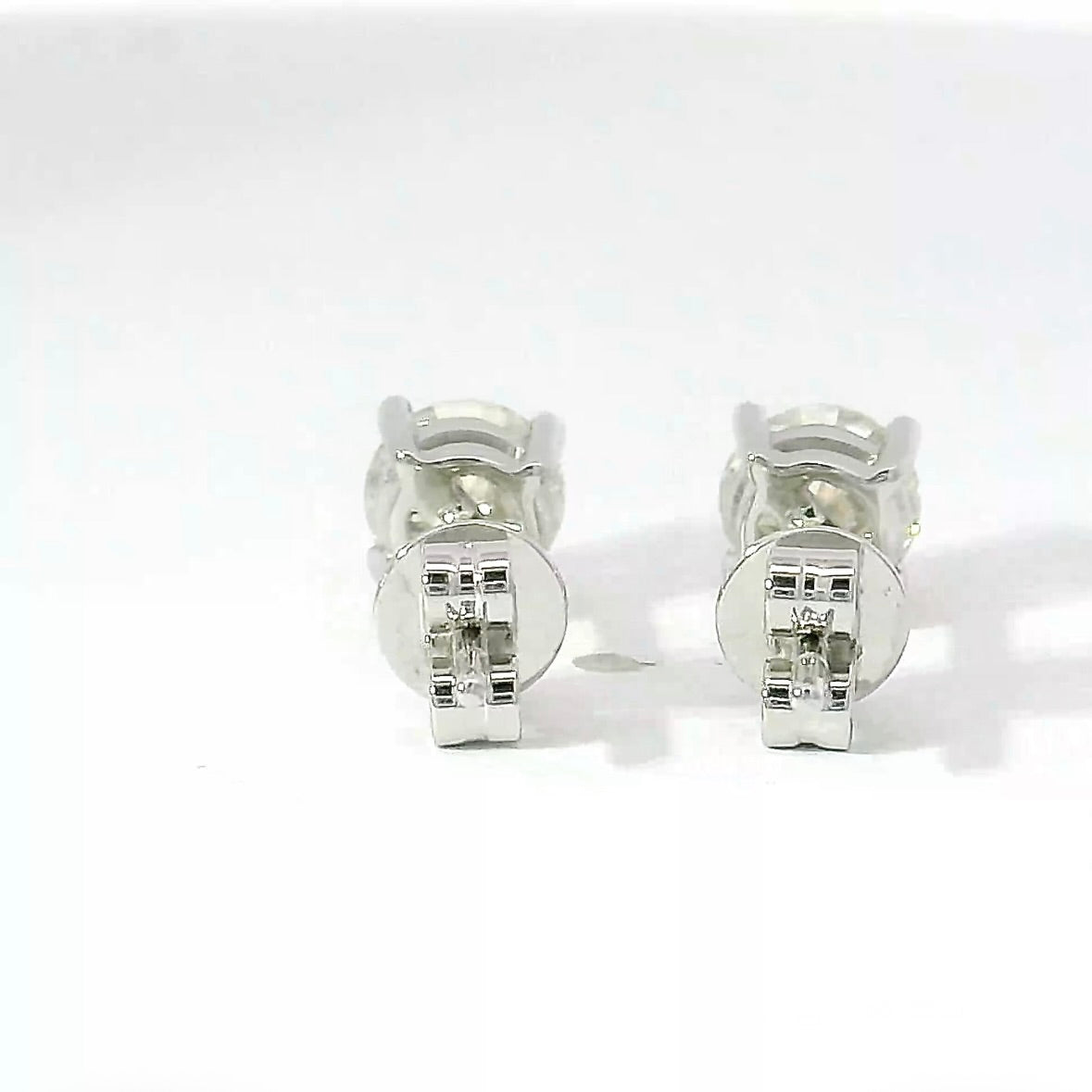 Moderne Ohrstecker in 18 Karat Weißgold mit feinen Brillanten