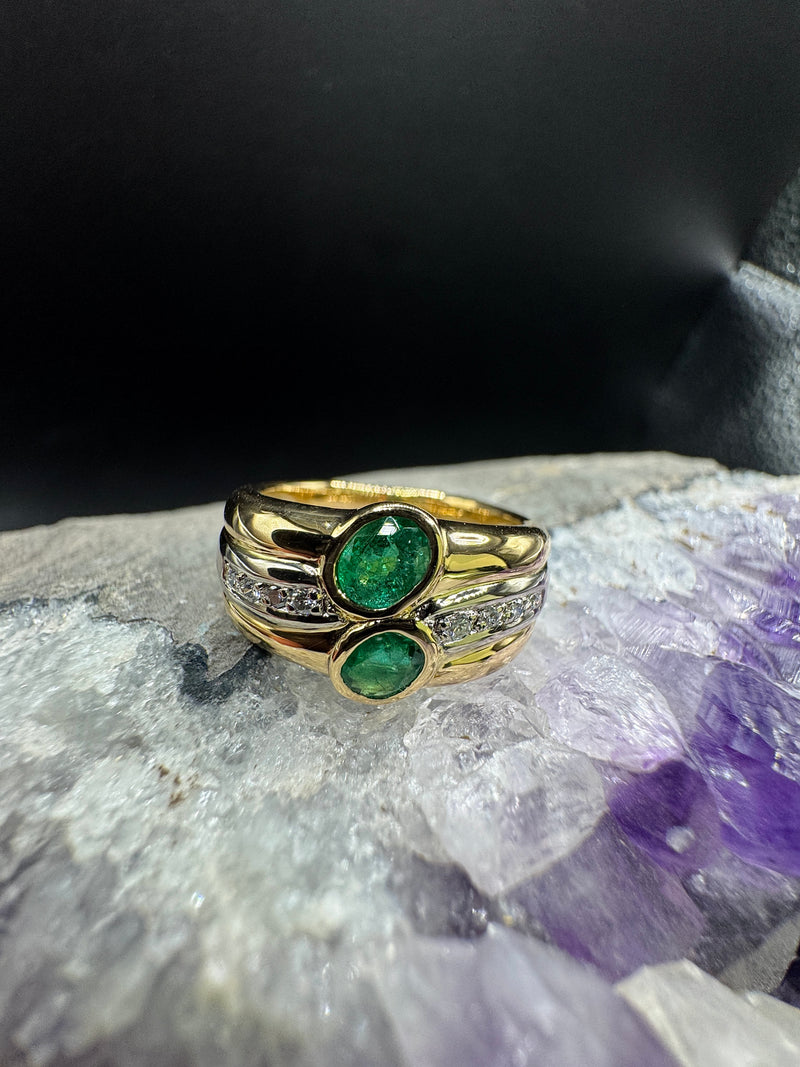 Handgefertigter Ring in 18 Karat Gelbgold mit Smaragden & Brillanten