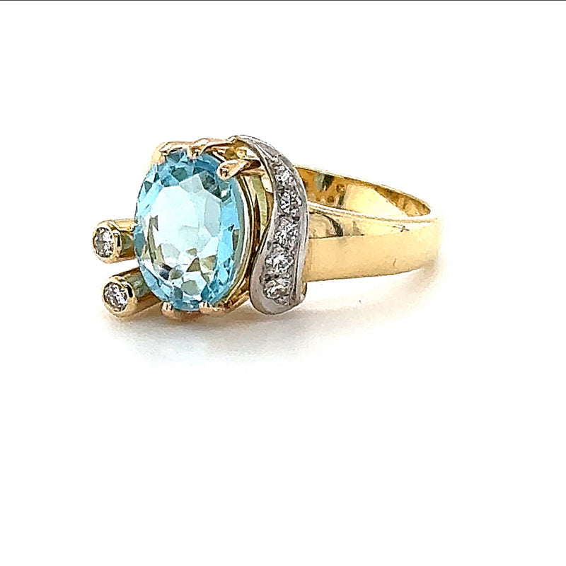 Eleganter Ring in 18 Karat Gelbgold mit hochfeinen Brillanten und Topas