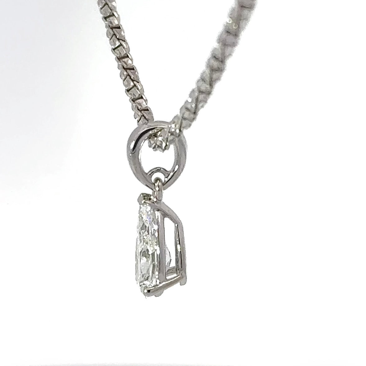 Elegant solitaire pendant in 18 carat white gold with IF brilliant in River (E)