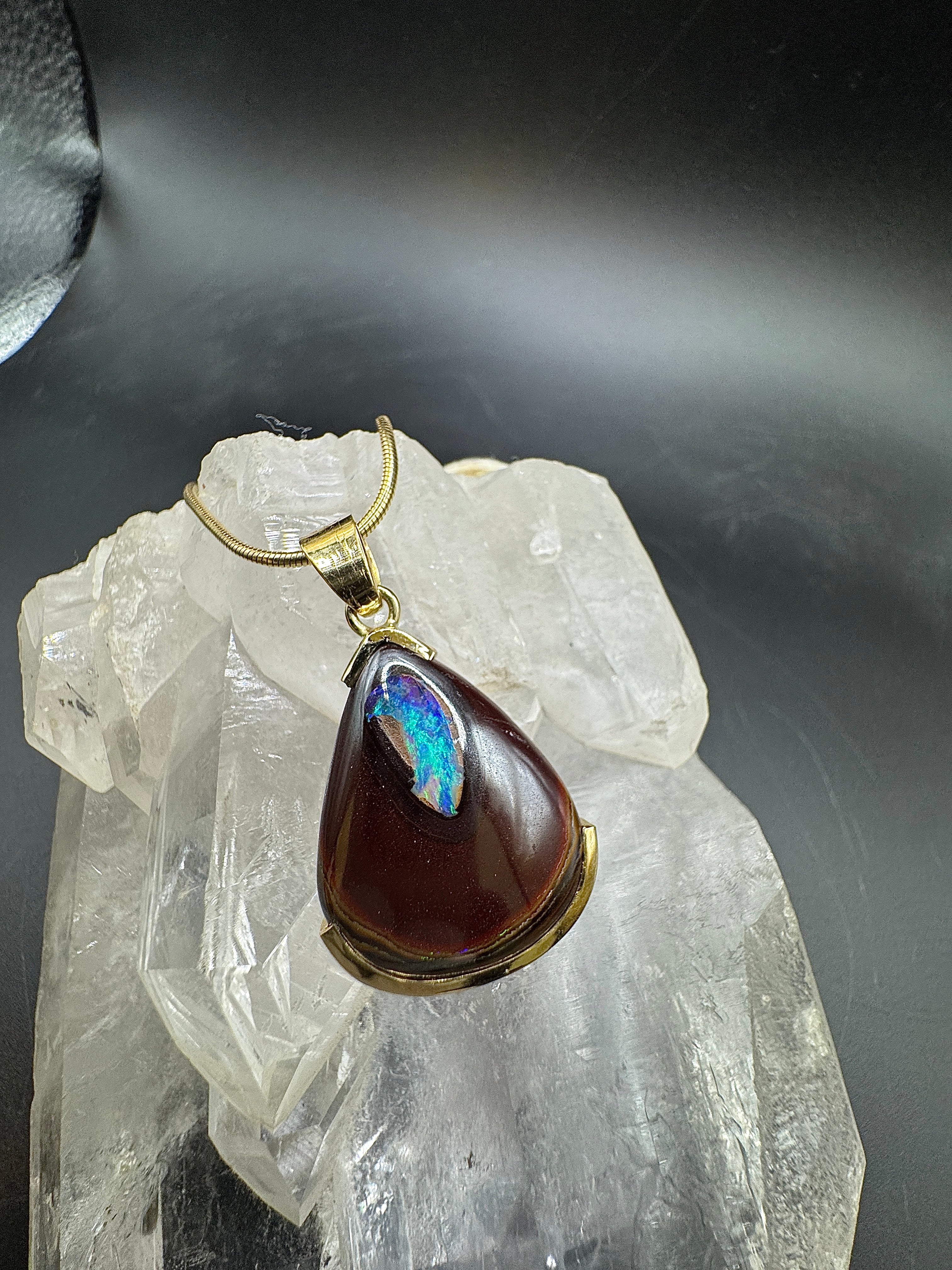 Eleganter Anhänger in 14 Karat Gelbgold mit australischem Boulderopal