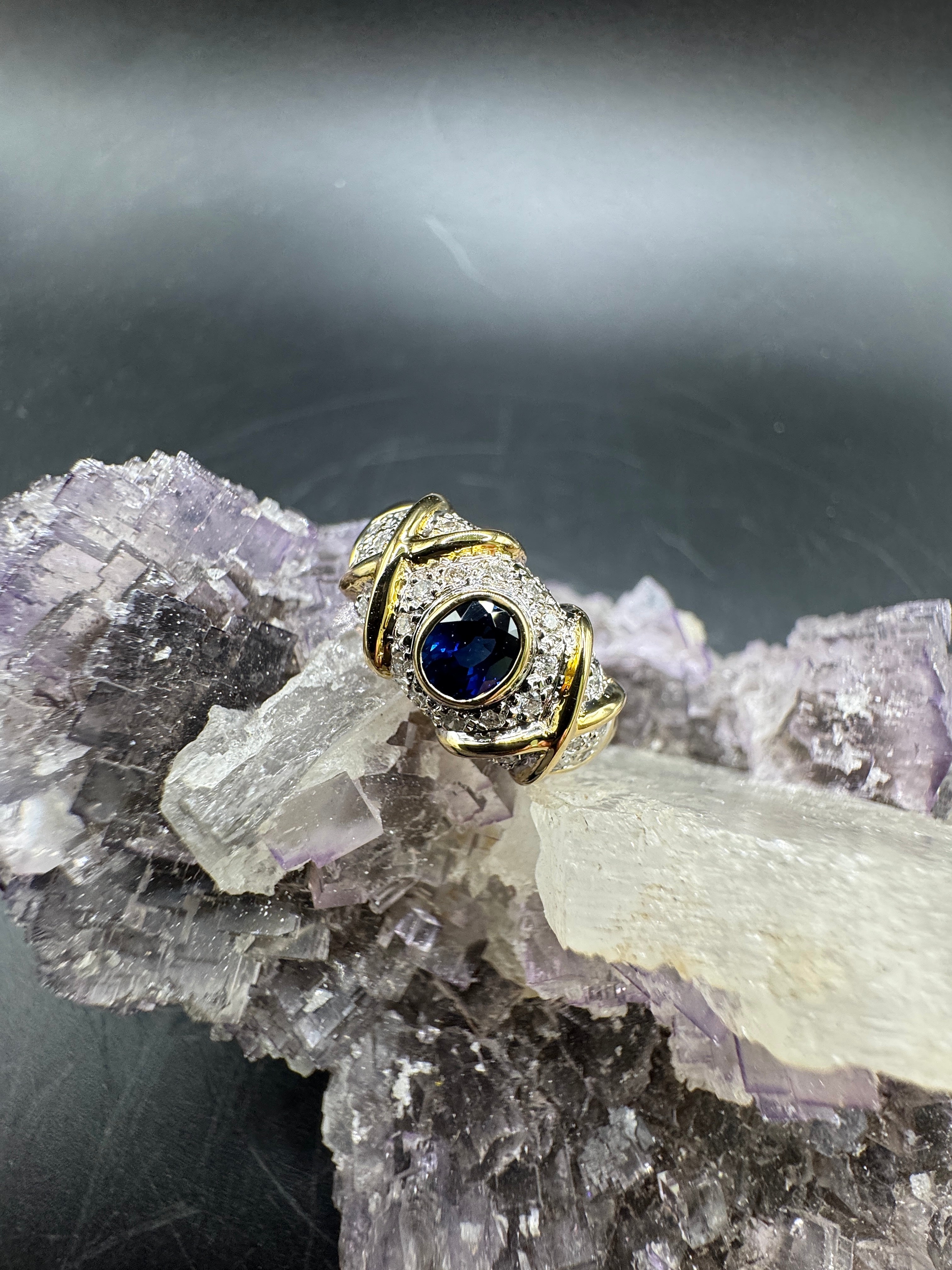 Ausgefallener Bicolor Ring in 18 Karat Gold mit Brillanten & Saphir