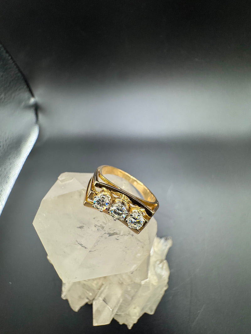 Ausgefallener Ring in 18 Karat Gelbgold mit Brillanten