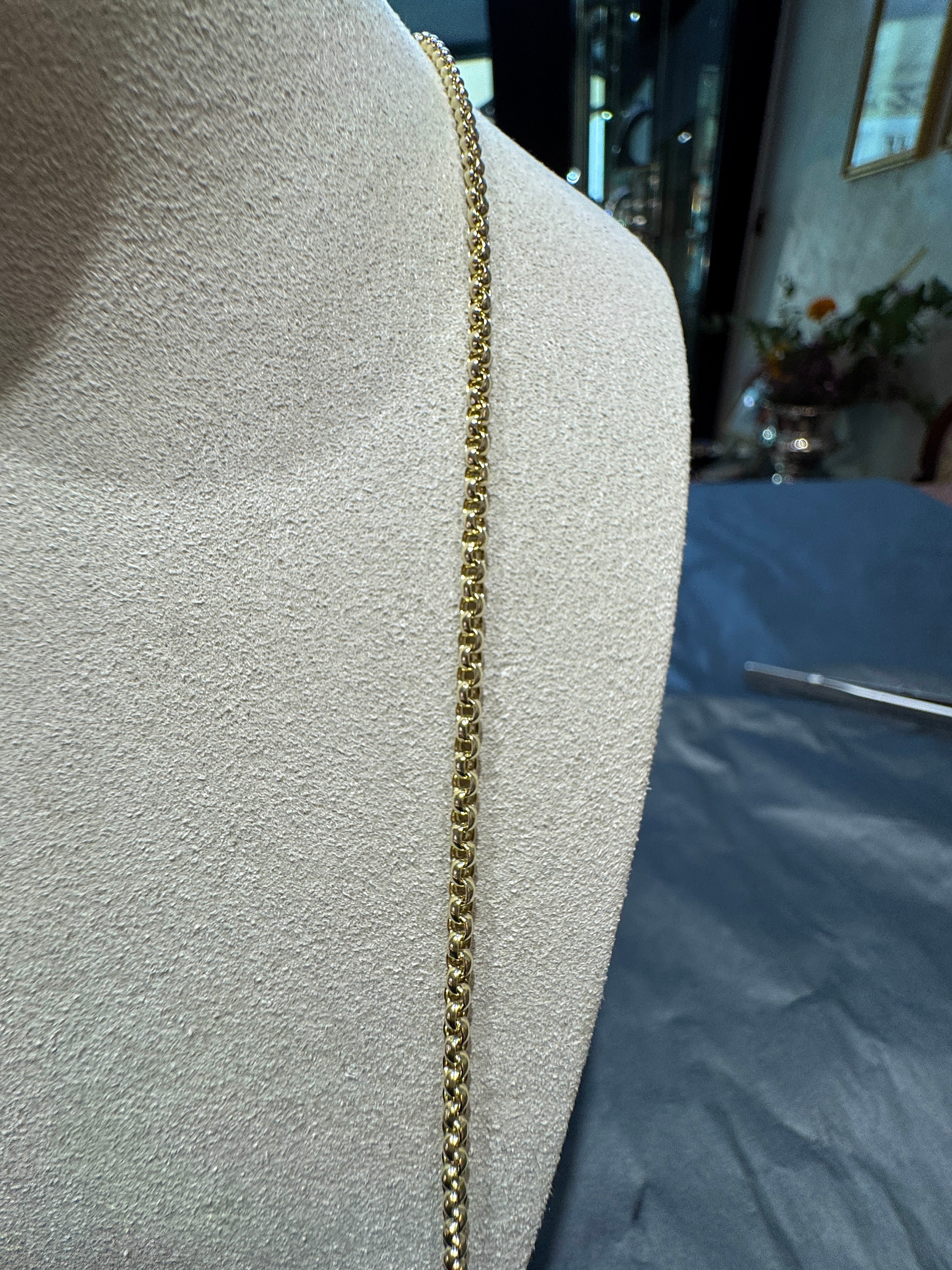 Elegant pea chain in 14 karat yellow gold with spring ring clasp