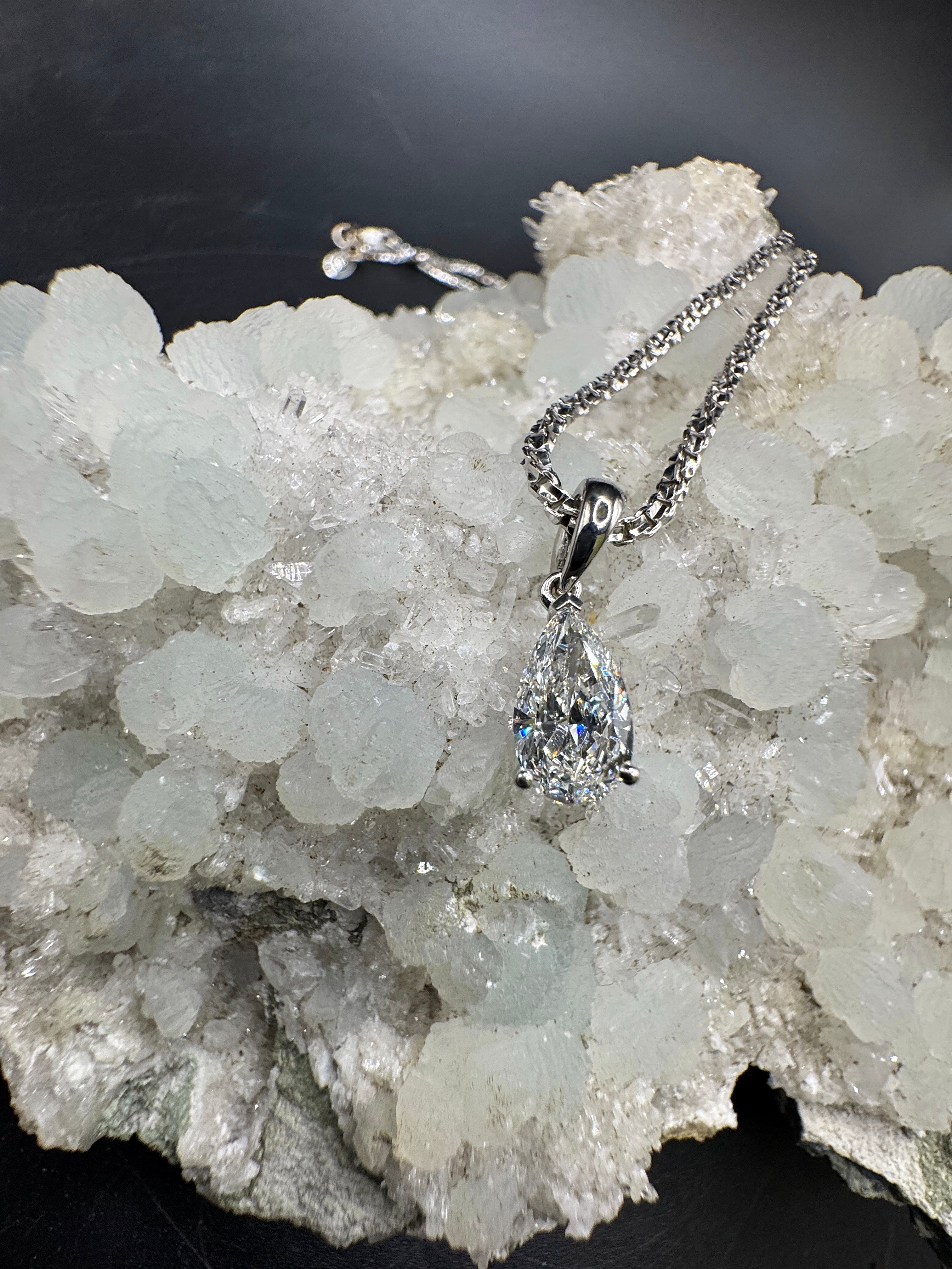 Elegant solitaire pendant in 18 carat white gold with IF brilliant in River (E)